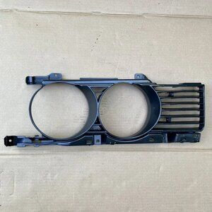 1988-93 BMW 5-SERIES E34 (RH) PASSENGER SIDE OUTER GRILLE—NEW